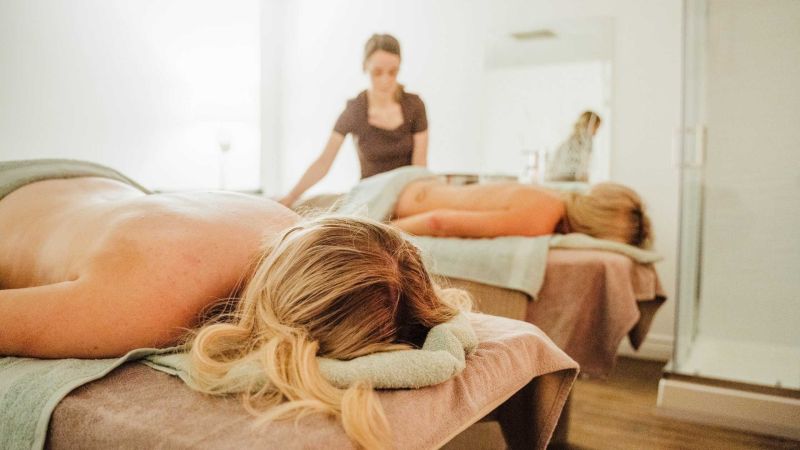 Massage mit heißen Steinen und schwedischer Rückenmassage im Seagrass Wellbeing Center